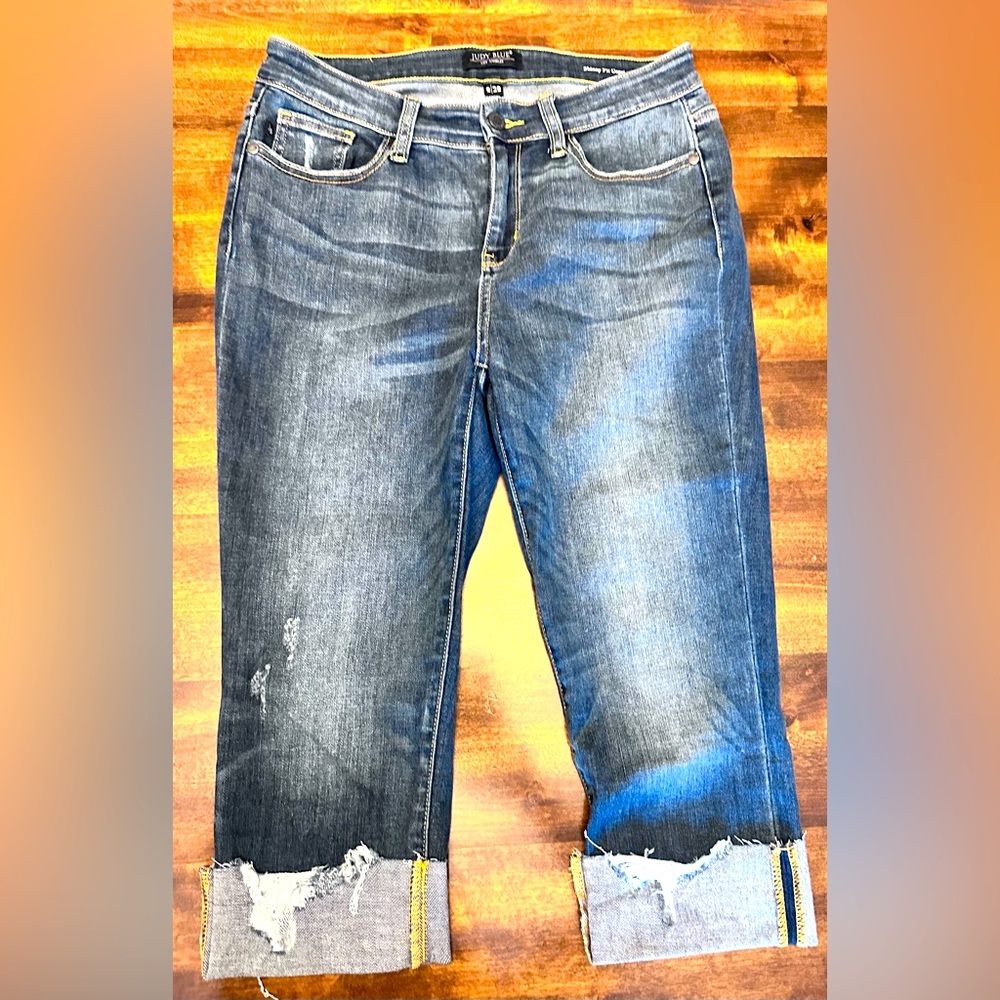 Judy Blue Slightly Distressed Skinny Fit Capri